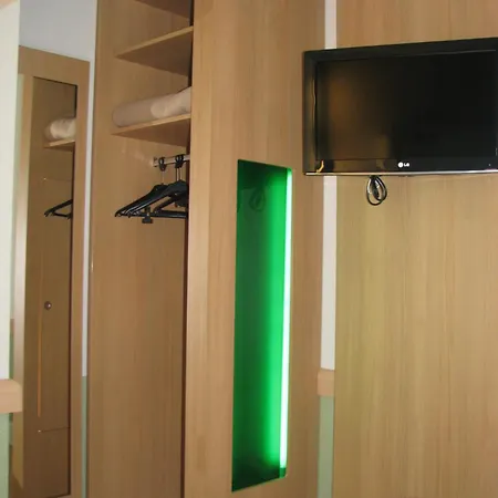 Hotel Ibis Budget Aeroport Le Bourget Garonor 2*